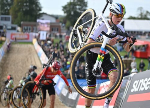 Van Empel zesde bij rentree in haar geliefde veldrijden, Belgisch kampioene wint