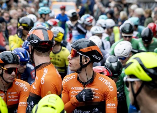 Derde etappe Tour of Holland geschrapt, renners stoppen vanwege auto’s op parcours