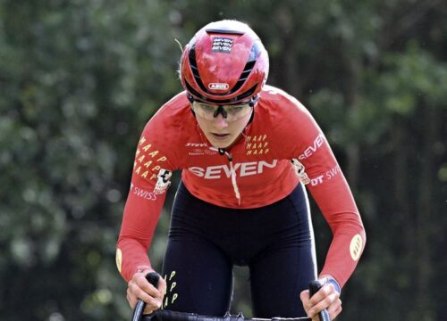 Van Alphen domineert in Flamanville en pakt eerste wereldbekerzege uit carrière